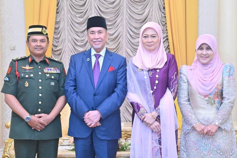 Tun Wan Junaidi dan Toh Puan Fauziah menerima kunjungan homat daripada Mohd Sofi. -Gambar PENERANGAN