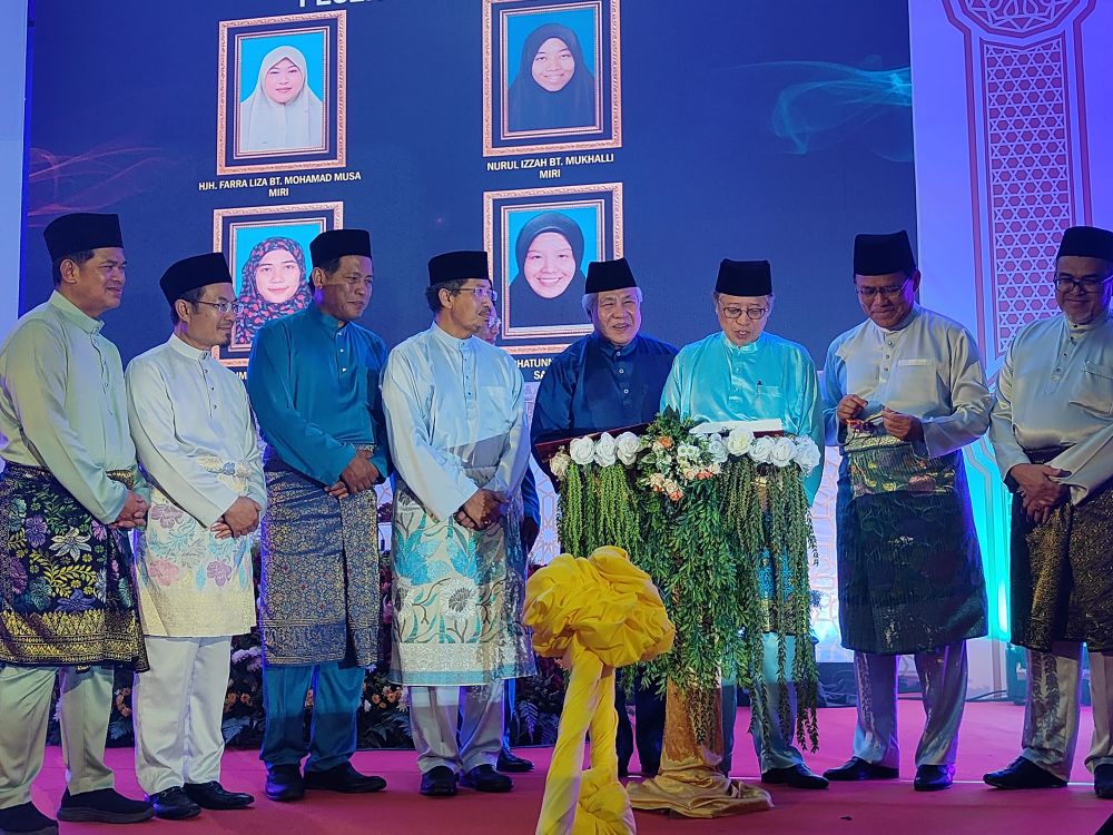 Abang Johari disaksikan (dari tiga kiri) Dr Abdul Rahman, Misnu, Awang Tengah, Dr Abdul Rahman Junaidi dan Hasbi merasmikan Majlis Tilawah dan Menghafaz Al-Quran Peringkat Negeri Sarawak Ke-63 di Dewan Suarah Limbang, malam Rabu.