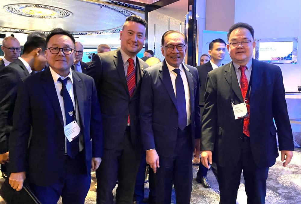 Anwar (dua kanan) semasa forum Sidang Kemuncak ASEAN Australia di Melbourne bersama Chan (kanan), Nathaniel (dua kiri) dan Chuo (kiri).
