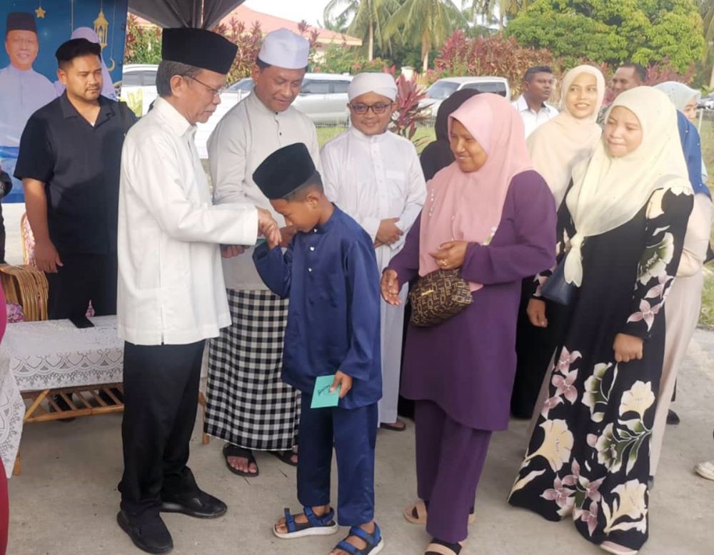  Presiden Parti WARISAN Datuk Seri Panglima Mohd Shafie Apdal menyampaikan sumbangan kepada golongan asnaf. Turut sama Naib Presiden WARISAN Datuk Jaujan Sambakong (dua kiri) dan ADUN Bugaya, Jamil Hamzah (tiga kiri).
