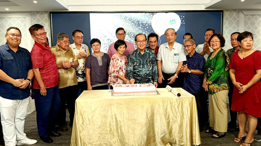Dr Soon (lima kanan) bersama yang lain meraikan sambutan hari jadinya ke-81 di Sibu pada malam Sabtu.