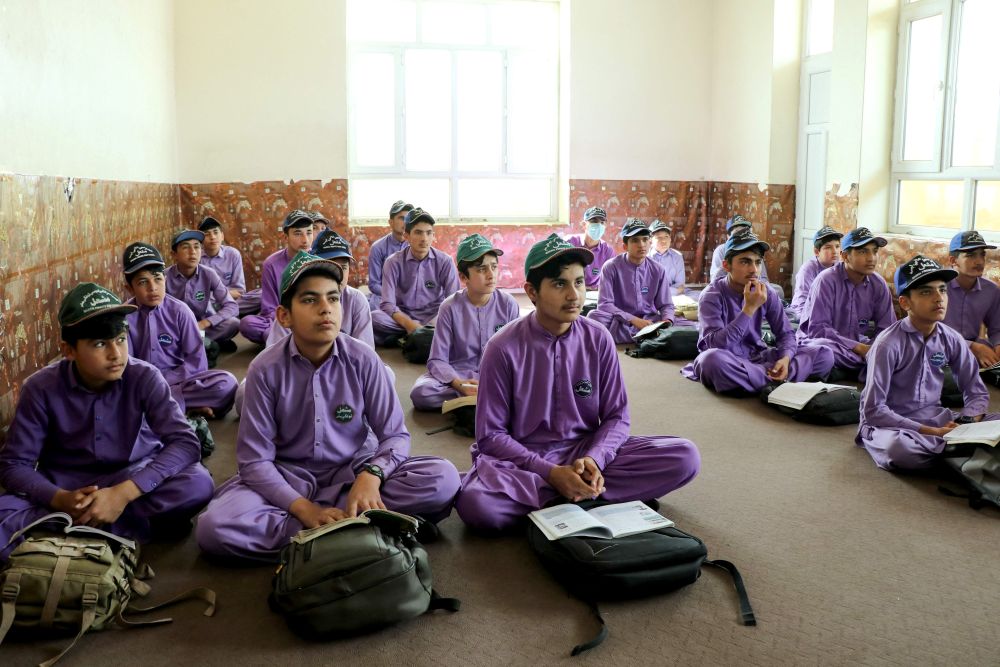 Pelajar lelaki menghadiri kelas pertama selepas sekolah-sekolah di Afghanistan dibuka untuk tahun akademik baharu kelmarin. — Gambar AFP 