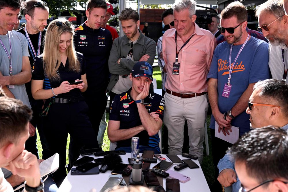 Verstappen (duduk) ditemu ramah oleh pemberita menjelang perlumbaan Formula 1 Grand Prix Australia di Melbourne. — Gambar AFP