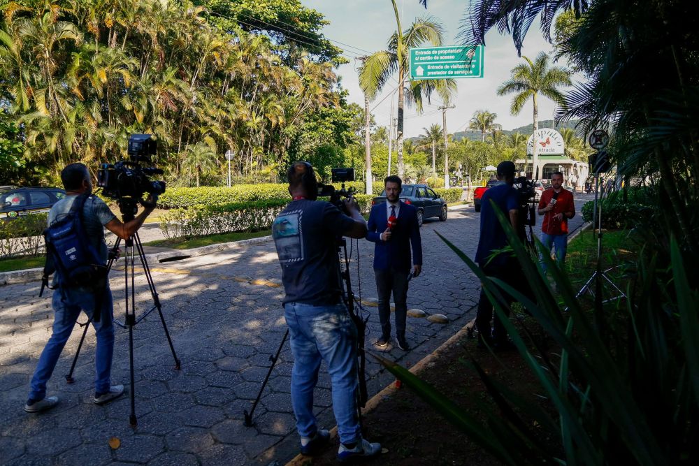 Pengamal media berkumpul di luar rumah Robinho di Sao Paulo Brazil. — Gambar AFP