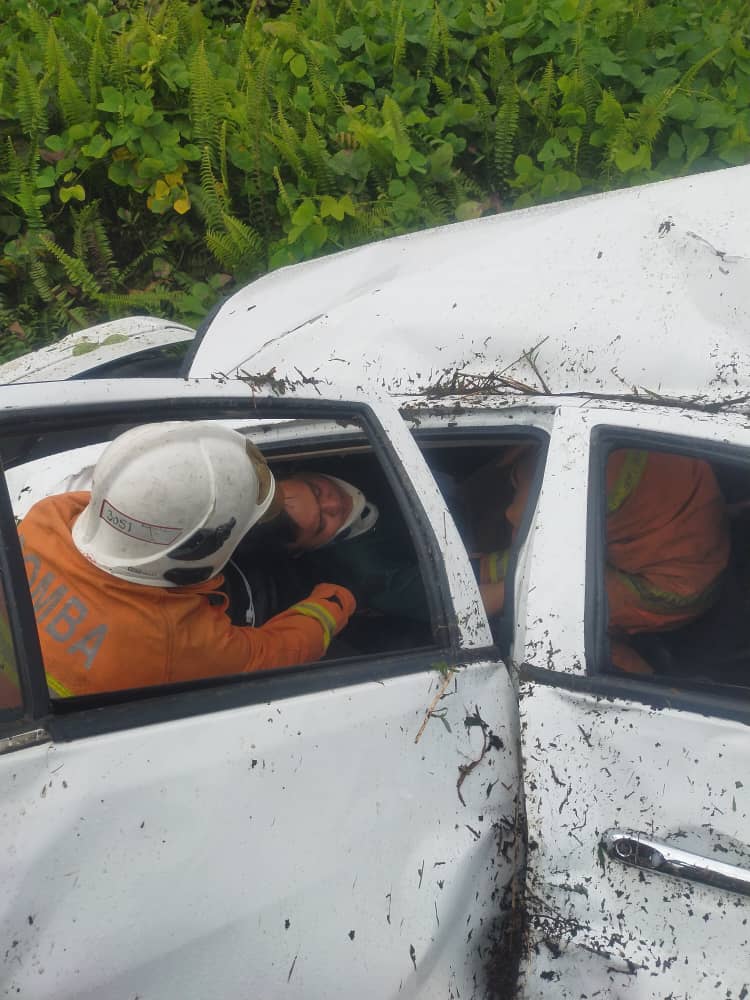 Bomba mengeluarkan mangsa dari bahagian belakang keretanya sejurus terbabit kemalangan. 