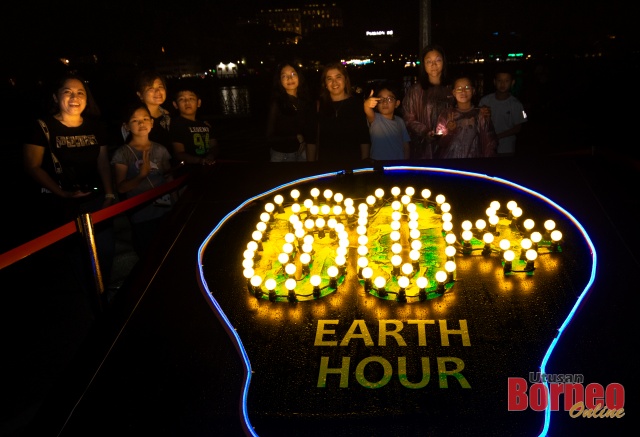 Antara orang ramai yang menyertai Sambutan Earth Hour 2024 DBKU di Pangkalan Sapi malam Sabtu. - Gambar Chimon Upon