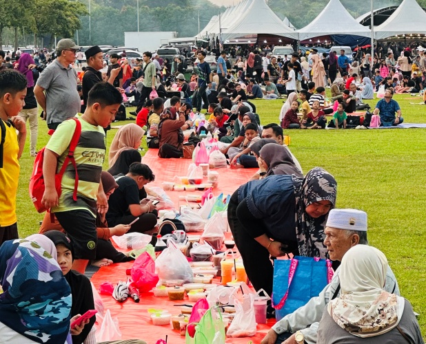 Orang ramai berbuka ala piknik bersama keluarga dan rakan-rakan.