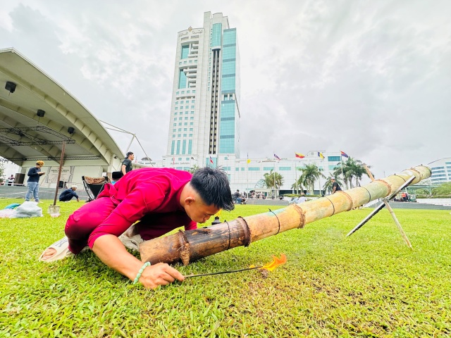 Pertandingan meriam buluh yang turut memeriahkan suasana program Sungkei Perdana di Dataran Tun Tuanku Haji Bujang, petang semalam.
