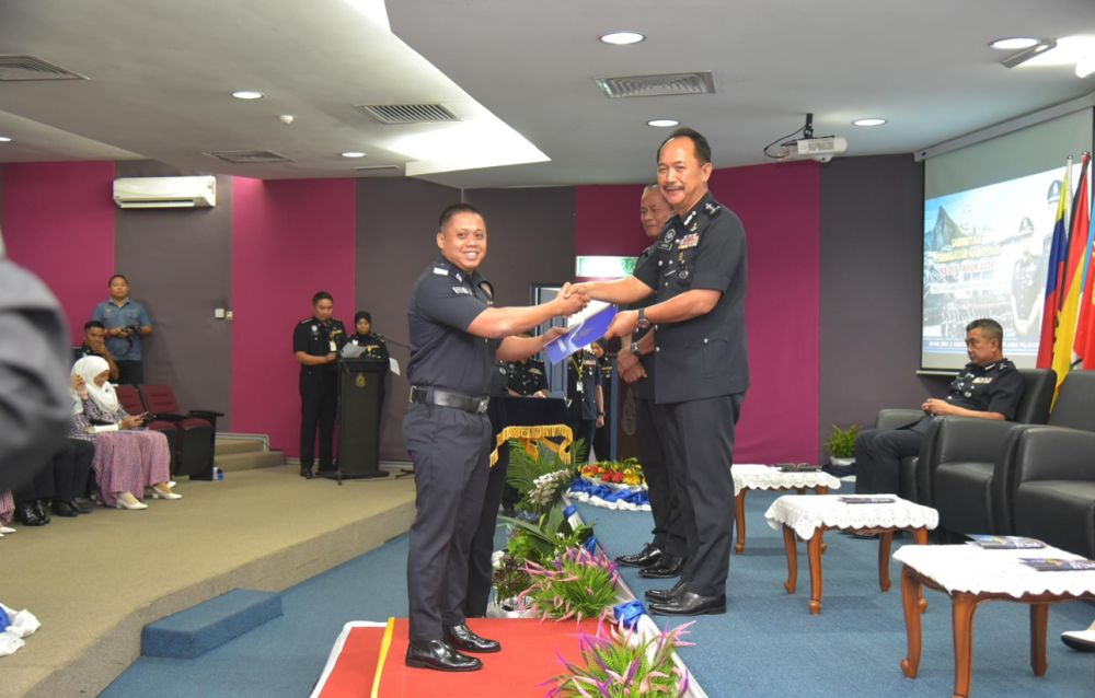  Jauteh menyampaikan sijil penghargaan kepada salah seorang anggota.