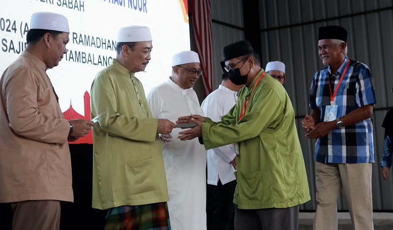  Hajiji menyampaikan sumbangan kepada 728 penerima di Mukim Tambalang.