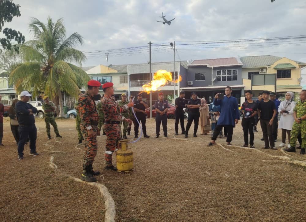  Pegawai JBPM memberikan demonstrasi berkenaan keselamatan kebakaran kepada penduduk.