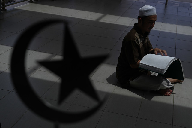 Golongan Orang Kurang Upaya (OKU) penglihatan, Muhammad Yusof Mohd Azam, 28, memnuhi masa dengan membaca Al-Quran Braille sempena Ramadan ketika tinjauan di Masjid Kampung Seberang Takir di Kuala Nerus, 23 Mac lalu. - Gambar BERNAMA