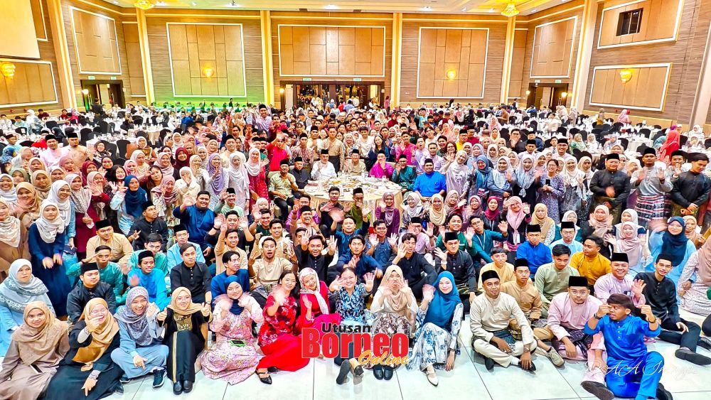  Arifin merakamkan gambar kenangan bersama sebahagian pelajar di Semenanjung dalam satu majlis berbuka puasa yang diadakan di Johor Bahru.