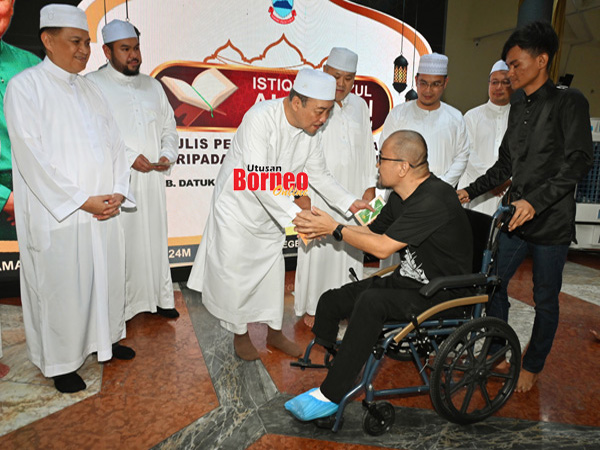 Hajiji menyampaikan sumbangan daripada Perbadanan Baitumal Negeri Sabah kepada asnaf pada Majlis Istiqbal Nuzul Al-Quran Peringkat Negeri.