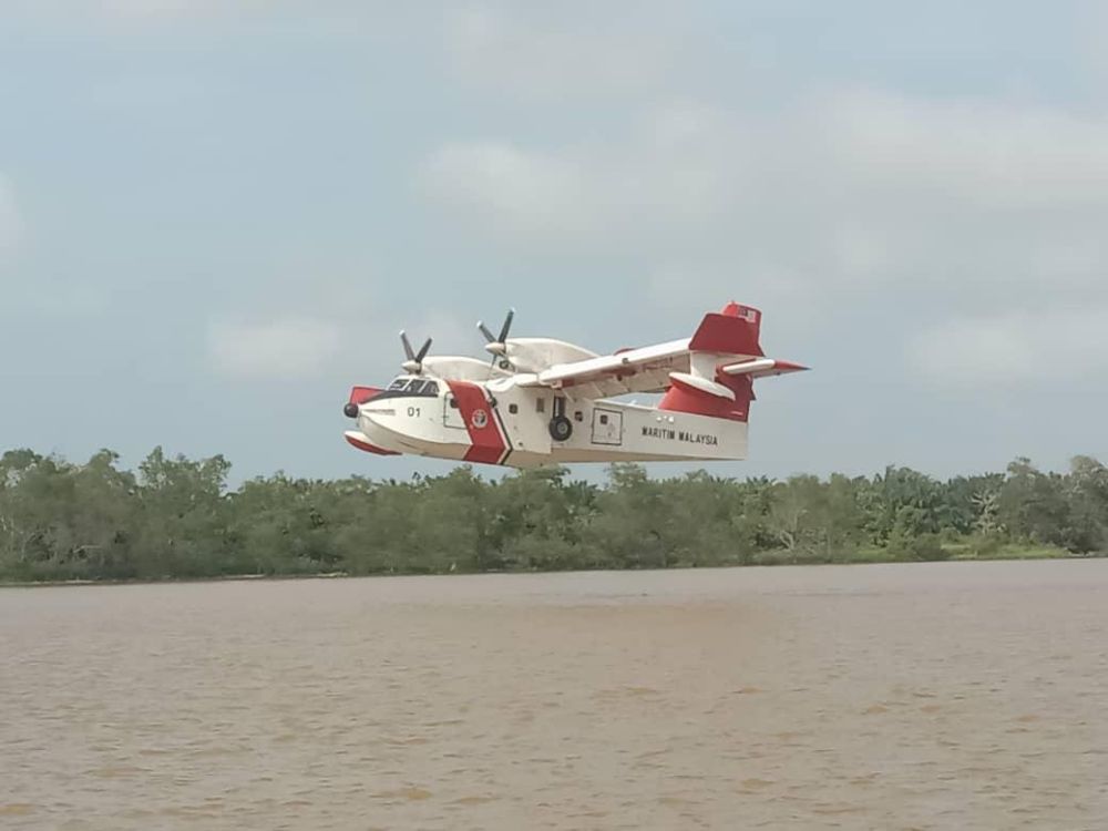 Pesawat Bombardier CL-415 milik APMM mengambil air di sungai berdekatan bagi memadamkan kebakaran hutan tanah gambut di Sungai Adong pada Rabu.