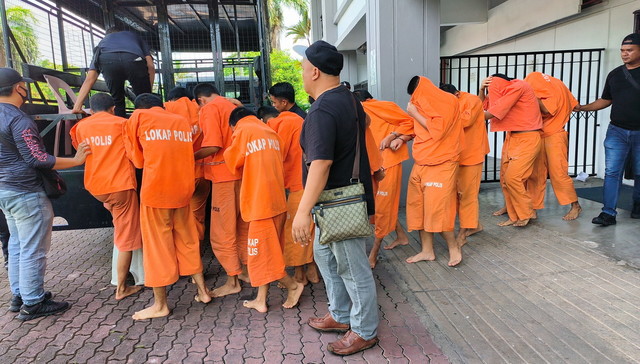 Tempoh tahanan reman 13 remaja lelaki disambung hingga 4 April ini. - Gambar BERNAMA