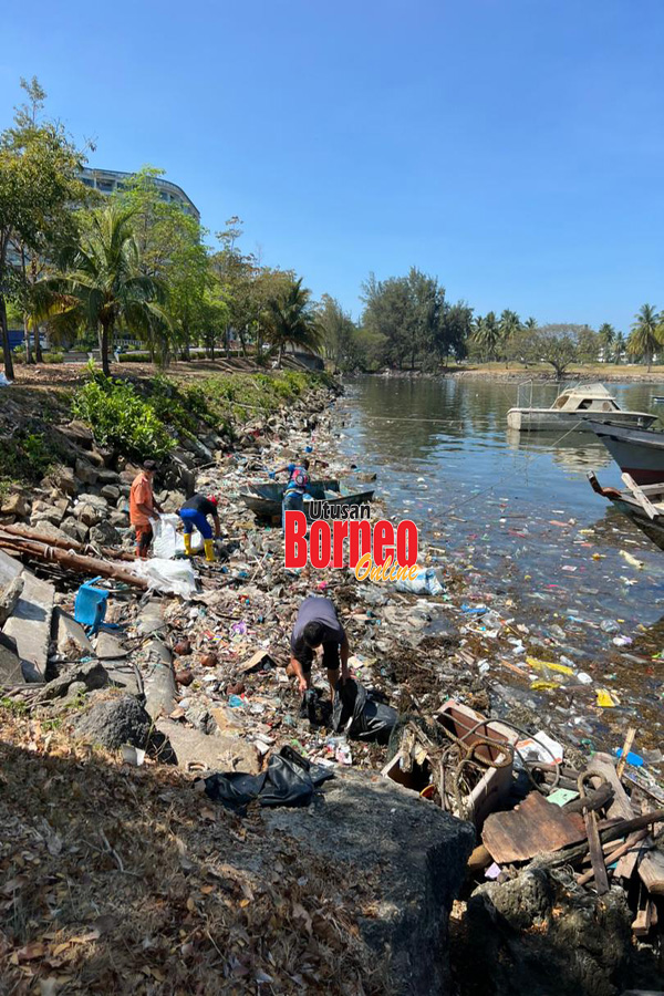  Lambakan sampah yang mencemarkan kawasan pinggir laut Bandaraya Kota Kinabalu.
