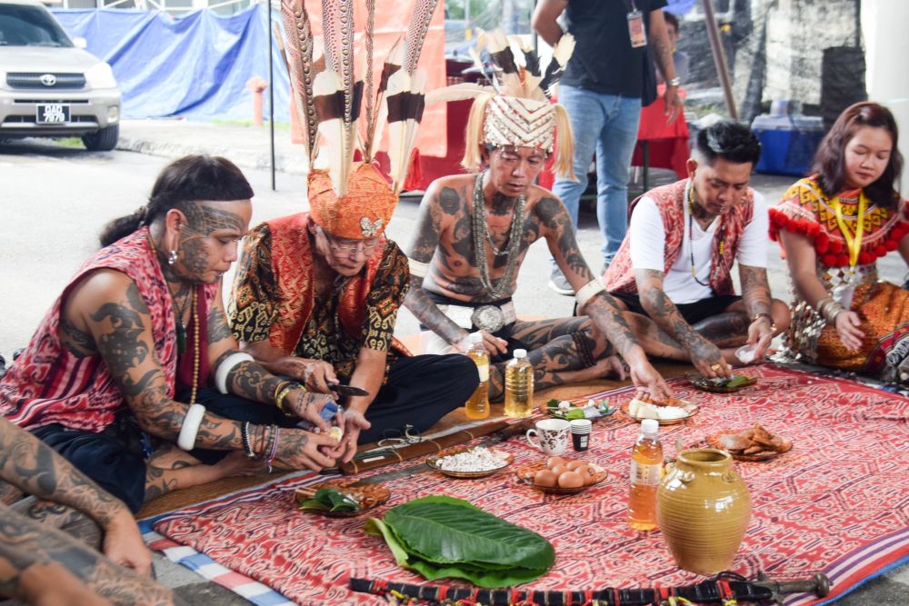 Ketua Miring Akik Lagai Rang (dua kiri) melakukan upacara 'miring' bersama Boi (kiri). - Gambar Mohd Faisal Ahmad