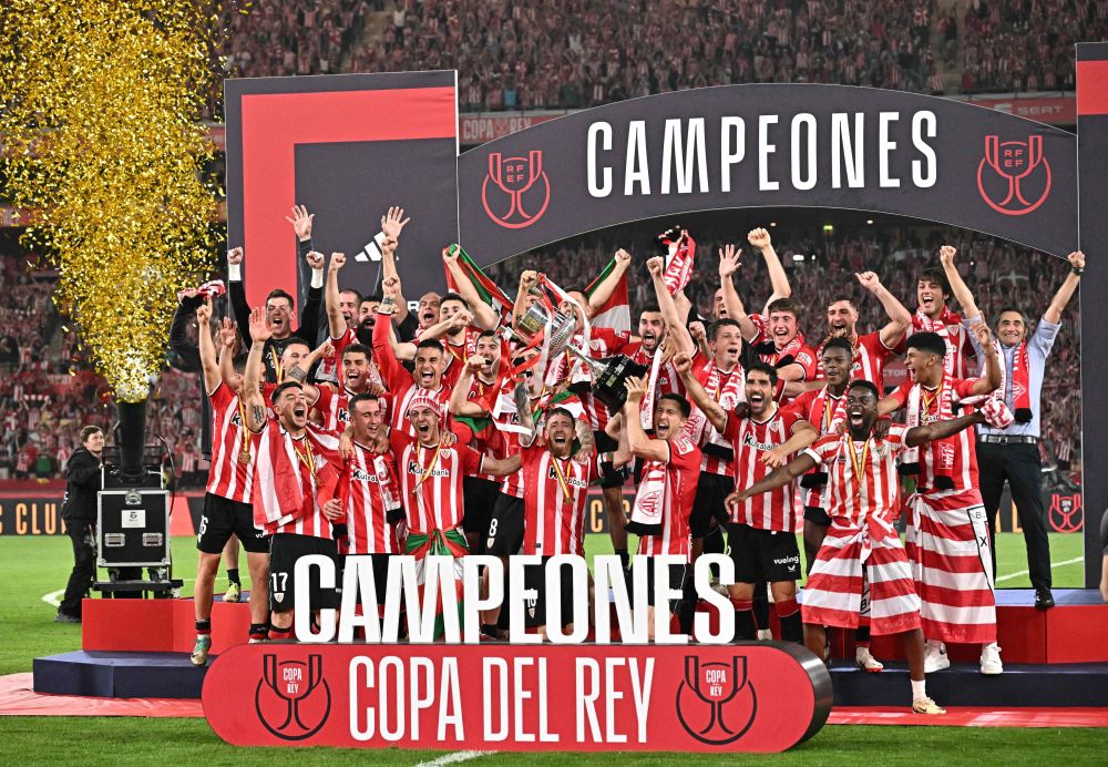 Pasukan Atheltic Bilbao meraikan kejayaan memenangi kejohanan Copa del Rey selepas menumpaskan Real Mallorca pada perlawanan final di Stadium La Cartuja di Sevilla. — Gambar AFP