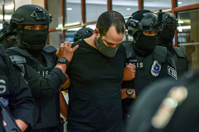 Lelaki Israel Avitan Shalom yang ditahan memiliki enam pucuk pistol dan 200 butir peluru di sebuah hotel di sini bulan lepas, akan didakwa atas pertuduhan senjata api di Mahkamah Sesyen Kuala Lumpur pagi ini. - Gambar BERNAMA