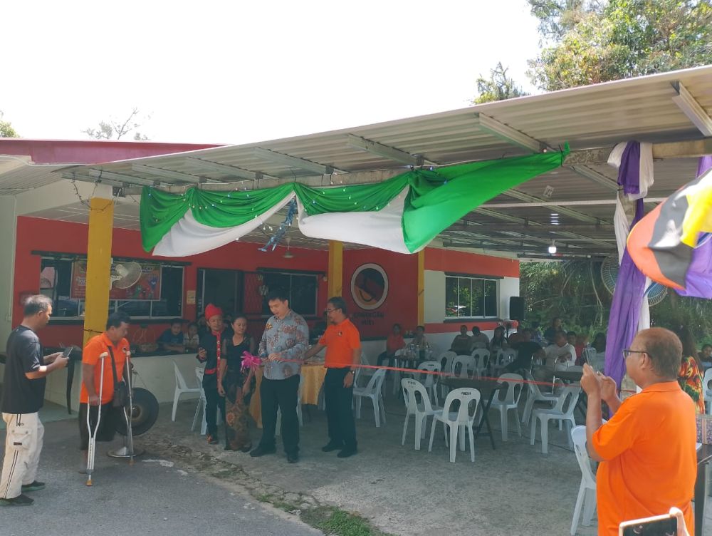  Chiew memotong reben simbolik perasmian projek sengkuap rumah POCS Miri di Piasau Camp pada Sabtu.