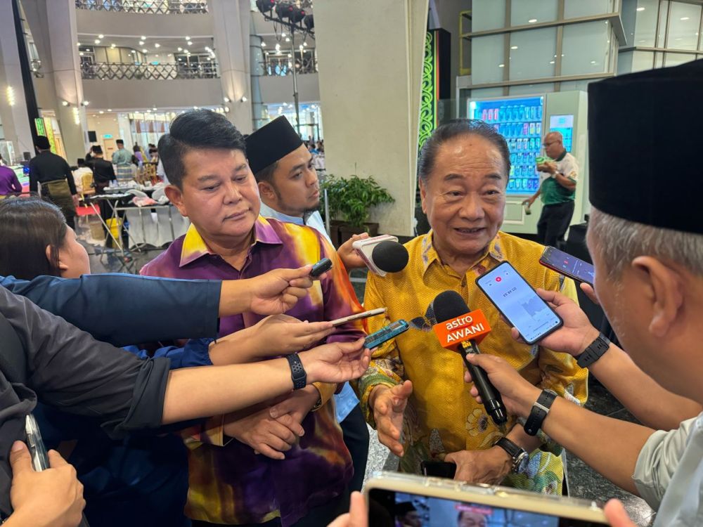 Wong (kanan) dan Dr Rayong ketika ditemu bual wakil media pada Majlis Ramah-Tamah Aidilfitri 2024 anjuran DUN Sarawak hari ini. 