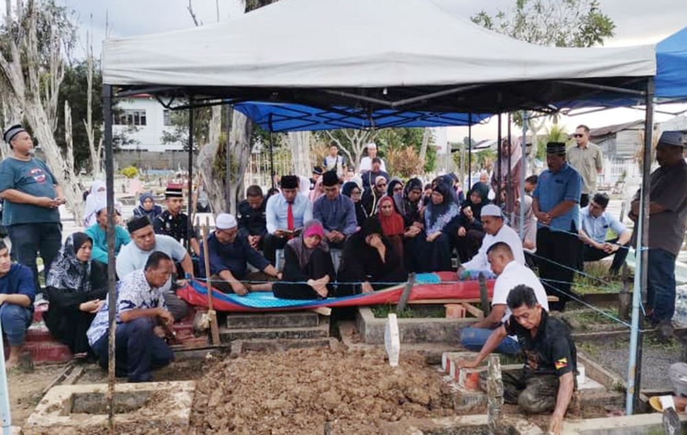  Jenazah mangsa selamat dikebumikan di Tanah Perkuburan Islam Kampung Hj Khamis, di sini.