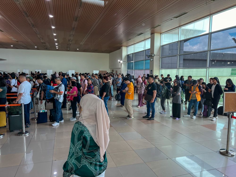 Sekitar suasana LTAK yang sesak hari ini selepas beberapa penerbangan dibatalkan susulan letusan Gunung Ruang, Indonesia. Para penumpang terjejas dilihat beratur untuk menguruskan penukaran tiket masing-masing. – Gambar Roystein Emmor 