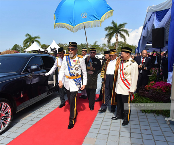  Juhar tiba di perkarangan bangunan DUN Sabah disambut oleh Ketua Menteri Datuk Seri Panglima Hajiji Haji Noor dan Speaker DUN Sabah Datuk Seri Panglima Kadzim M.Yahya.