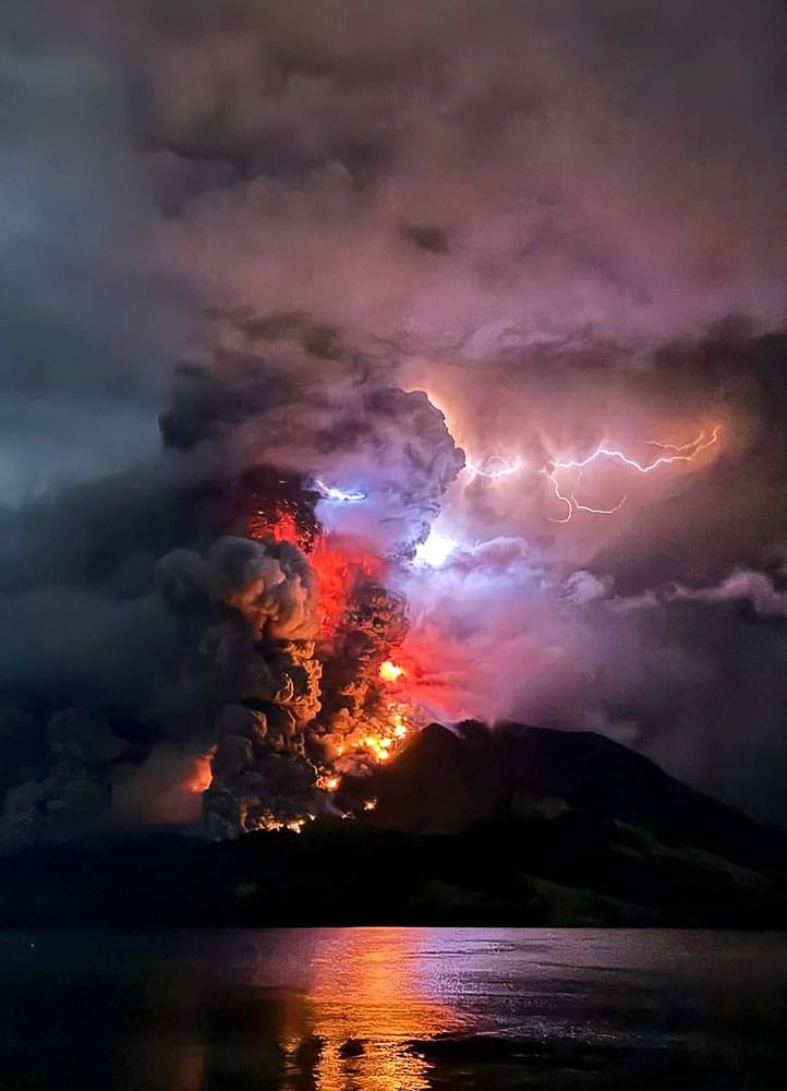 Gambar serahan Pusat untuk Mitigasi Bencana Vulkanologi dan Geologi kelmarin menunjukkan Gunung Ruang memuntahkan abu dan asap setinggi dua kilometer ke langit seperti dilihat dari Sitaro, Sulawesi Utara.  — Gambar AFP