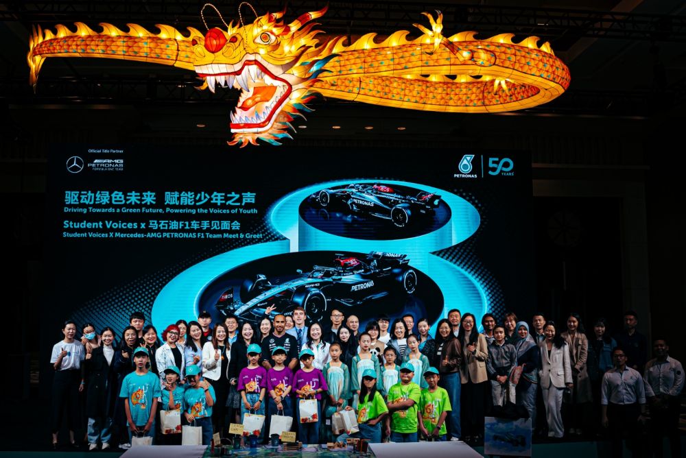 Gambar beramai-ramai yang diambil selepas sesi perkongsian dan pertemuan khas pelajar bersama Lewis di Shanghai, China.