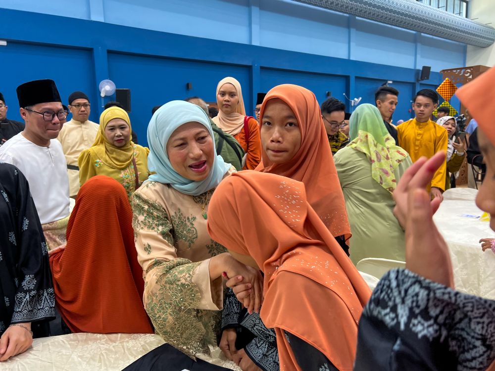 Nancy menyantuni tetamu pada Majlis Ramah Mesra Aidilfitri Menteri Pembangunan Wanita, Keluarga dan Masyarakat bersama Kumpulan Sasar di Wisma SABATI, Kuching hari ini.