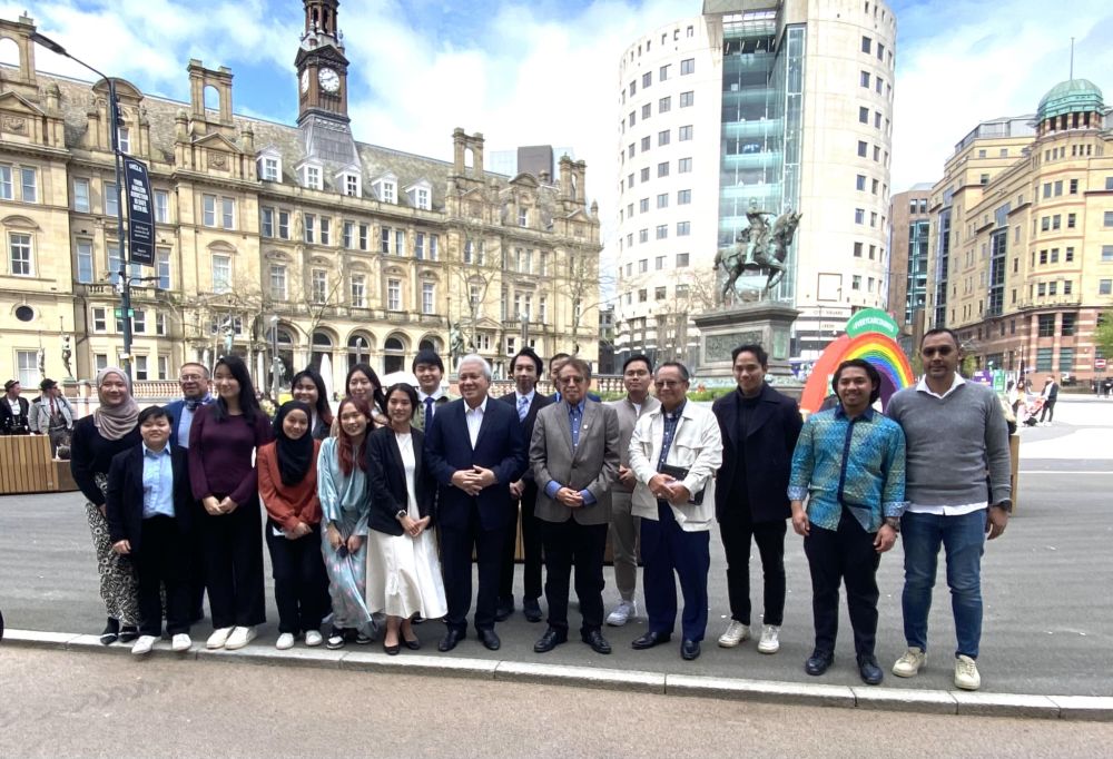 Abang Johari (barisan hadapan lima kanan) merakam kenangan bersama sebahagian pelajar Sarawak yang belajar di universiti-universiti di Leeds, United Kingdom. Turut kelihatan Awang Tengah (barisan hadapan, enam kanan) Mohamad Abu Bakar (barisan hadapan, empat kanan) dan Fazzrudin (kanan). -Gambar Pejabat Premier Sarawak