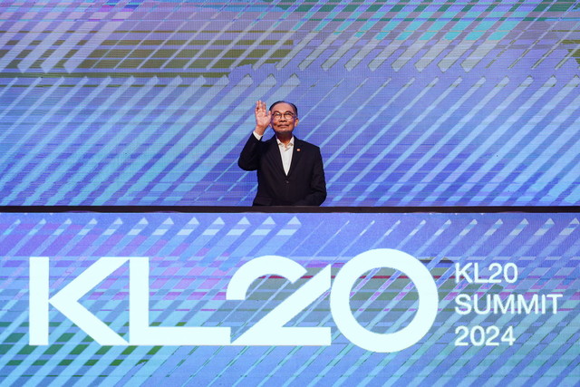 Anwar ketika hadir pada Pelancaran Sidang Kemuncak KL20 2024 di Pusat Konvensyen Kuala Lumpur, hari ini.-Gambar BERNAMA