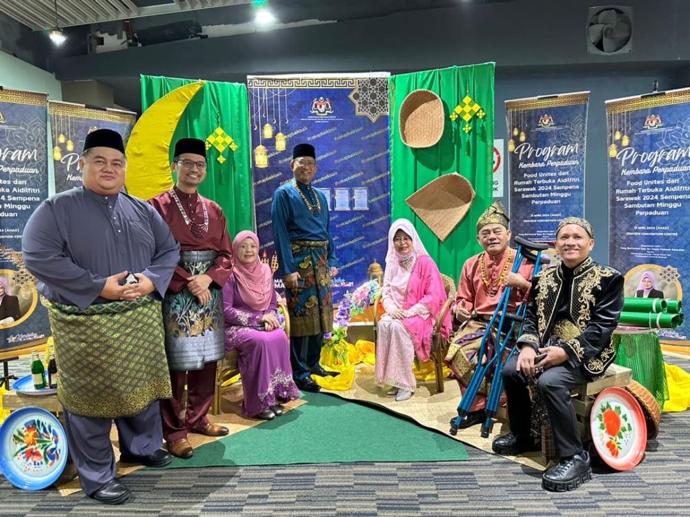 Fatimah merakamkan gambar kenangan bersama Ketua Setiausaha Kementerian Perpaduan Negara Datuk Azman Mohd Yusof dan tetamu kehormat lain pada majlis perasmian Kembara Perpaduan Program Rumah Terbuka Aidilfitri dan Food Unites Sarawak 2024 Sempena Sambutan Minggu Perpaduan di Kuching.