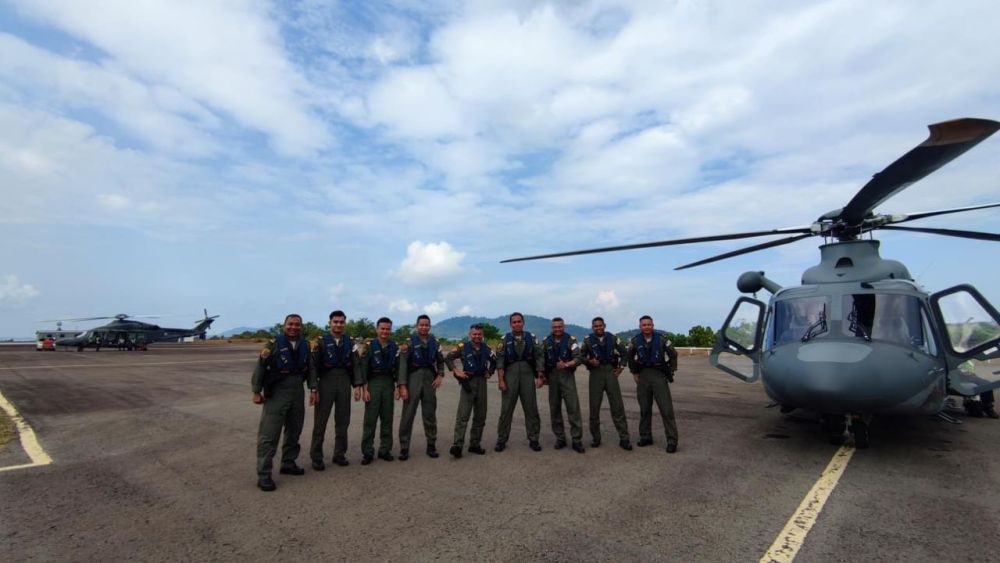  Pegawai Memerintah Skuadron 503, Komander Muhammad Firdaus Ramli (lima dari kanan) bergambar bersama kru sebelum menerbangkan HOM AW139 ke Pangkalan TLDM Lumut, Perak, pada 19 April lalu.