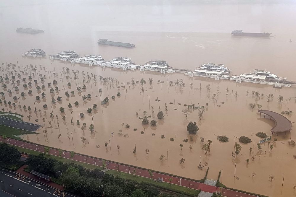 Gambar yang dirakam dari udara menunjukkan sebatang jalan ditenggelami air selepas hujan lebat di Kota Qingyuan, wilayah selatan Guangdong, semalam. - Gambar AFP