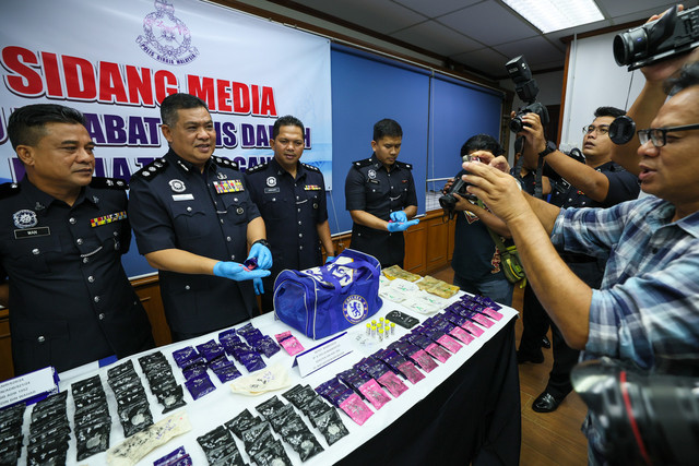 Azli (tengah) menunjukkan dadah jenis pil kuda dan heroin bernilai RM384,000 pada sidang media di Ibu Pejabat Daerah Kuala Terengganu, hari ini.-Gambar BERNAMA