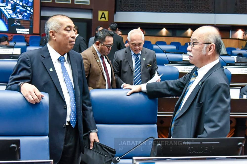  Salleh (kiri) bersama ADUN Dilantik Datuk Seri Panglima Yong Teck Lee ketika dalam sidang DUN Sabah.