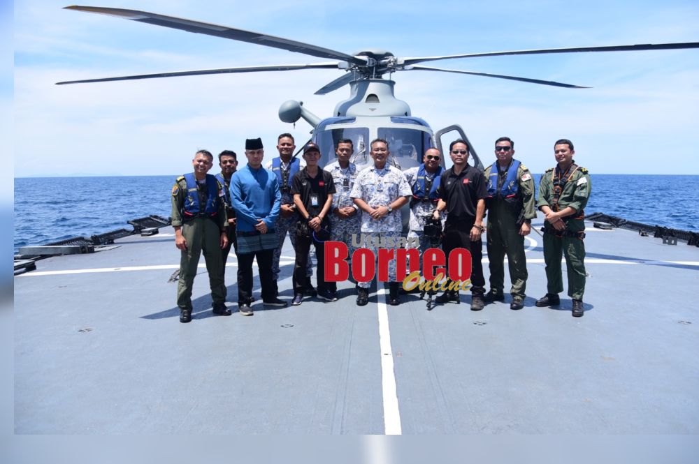  Safwan Sawi (tiga kiri) dan kru TV3 Sabah bersama Pegawai Memerintah Skuadron 503, Komander Muhammad Firdaus Ramli (kiri) ketika menyertai tinjauan udara dengan helikopter HOM AW139 sempena sambutan Aidilfitri pada 3 Syawal lalu.