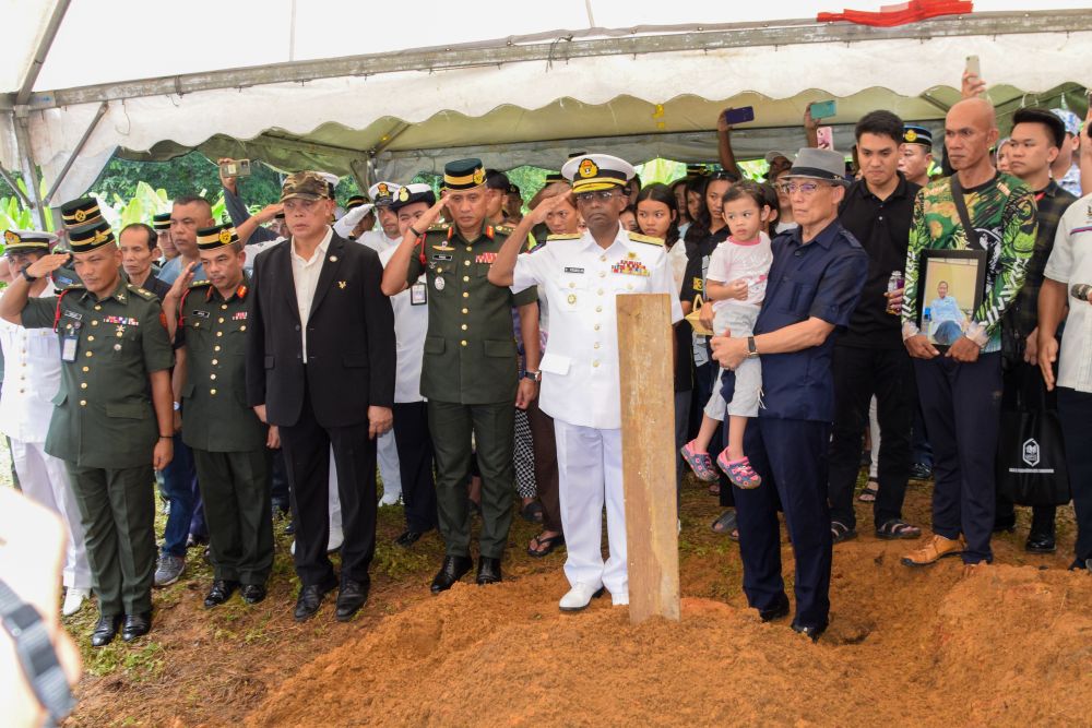 Penghormatan terakhir daripada para pegawai Angkatan Tentera Malaysia (ATM) yang hadir memberi penghormatan terakhir kepada mendiang Joanna di di Tanah Perkuburan Kristian, Kampung Engkeroh. - Gambar Roystein Emmor