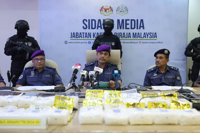 Sazali ketika sidang media di Cawangan Narkotik Ibu Pejabat Jabatan Kastam Diraja Malaysia (JKDM) di Kampung Jijan hari ini.-Gambar BERNAMA