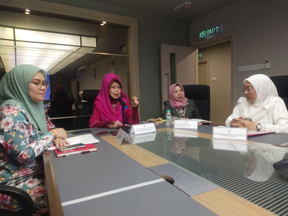Fatimah (dua kiri) bercakap pada sidang media di OSEIC Kuching di Metrocity, hari ini. Turut kelihatan (dari kanan) Salina, Rosey dan Colliner. 
