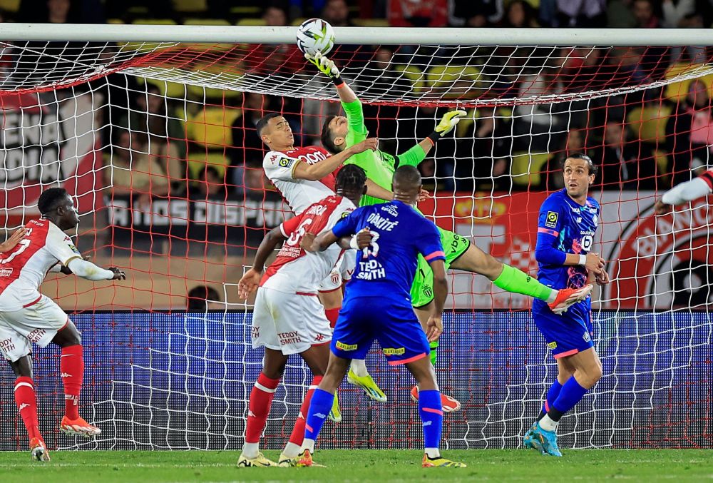 Sebahagian daripada babak-babak aksi perlawanan Ligue 1 Perancis di antara Monaco dan Lille di Stade Louis II di Monaco. — Gambar AFP
