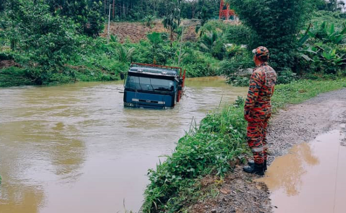 Keadaan lori balak terbabit yang terkandas di tengah-tengah Sungai Ulu Entaih, Pakan akibat banjir kilat pada Jumaat.