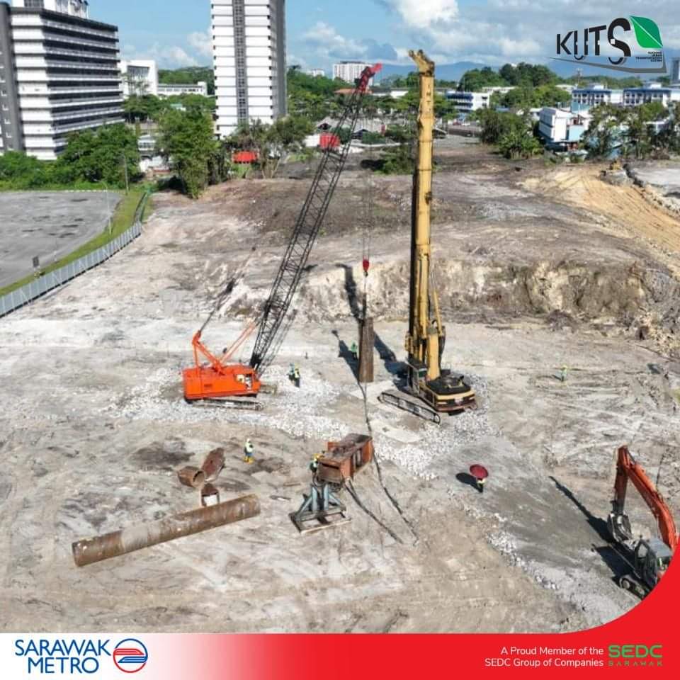 Gambar-gambar yang dikongsi Sarawak Metro menerusi Facebook menunjukkan kerja-kerja sedang dijalankan di tapak projek.