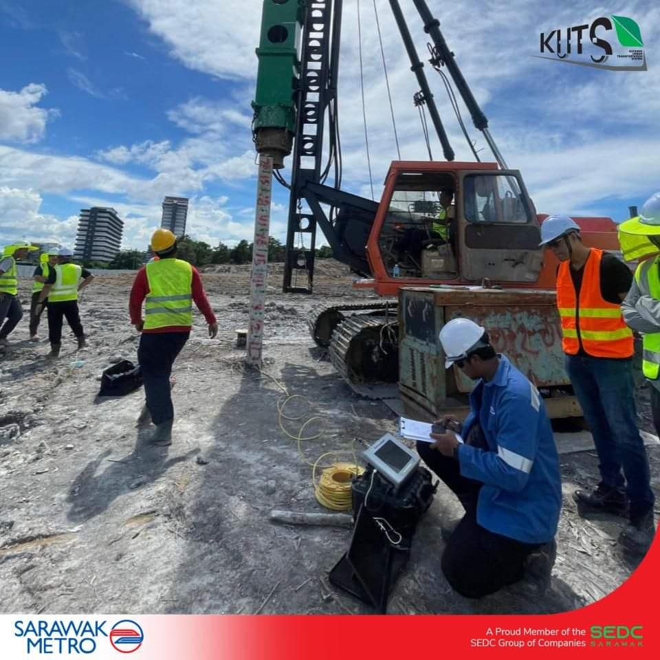 Gambar-gambar yang dikongsi Sarawak Metro menerusi Facebook menunjukkan kerja-kerja sedang dijalankan di tapak projek.