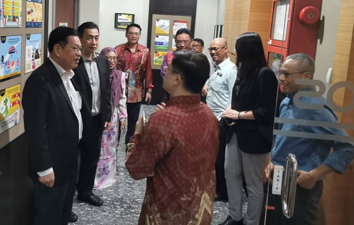 Lee (kiri) mengetuai delegasi MOTS melawat Ibu Pejabat MIROS di Selangor pada Khamis.