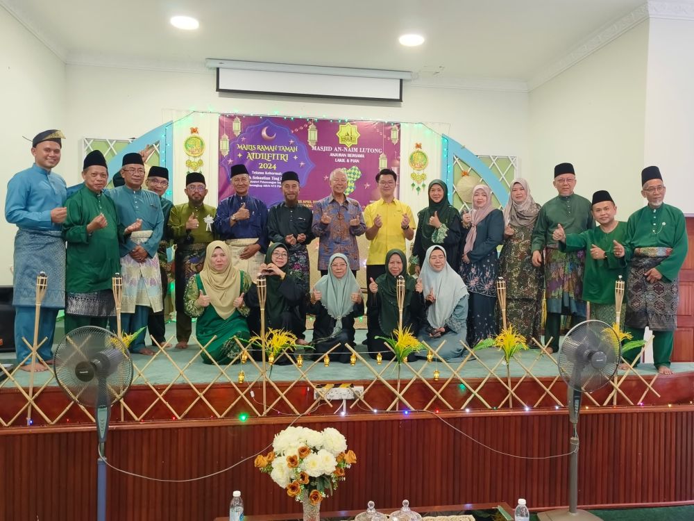 Ting (berdiri, lapan kiri) dan Lau bersama jawatankuasa penganjur Majlis Ramah-Tamah Aidilfitri 2024 di Masjid An-Naim Lutong, hari ini.