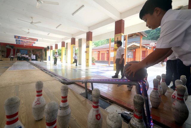 Ustaz Wan sanggup mengeluarkan modal membina lorong boling yang diperbuat daripada papan lapis bersaiz tebal, paip PVC dan simen. - Gambar BERNAMA